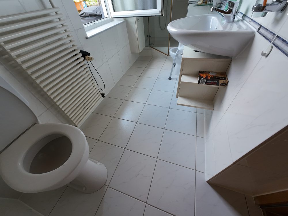 Badezimmer mit gereinigten Fliesenflächen