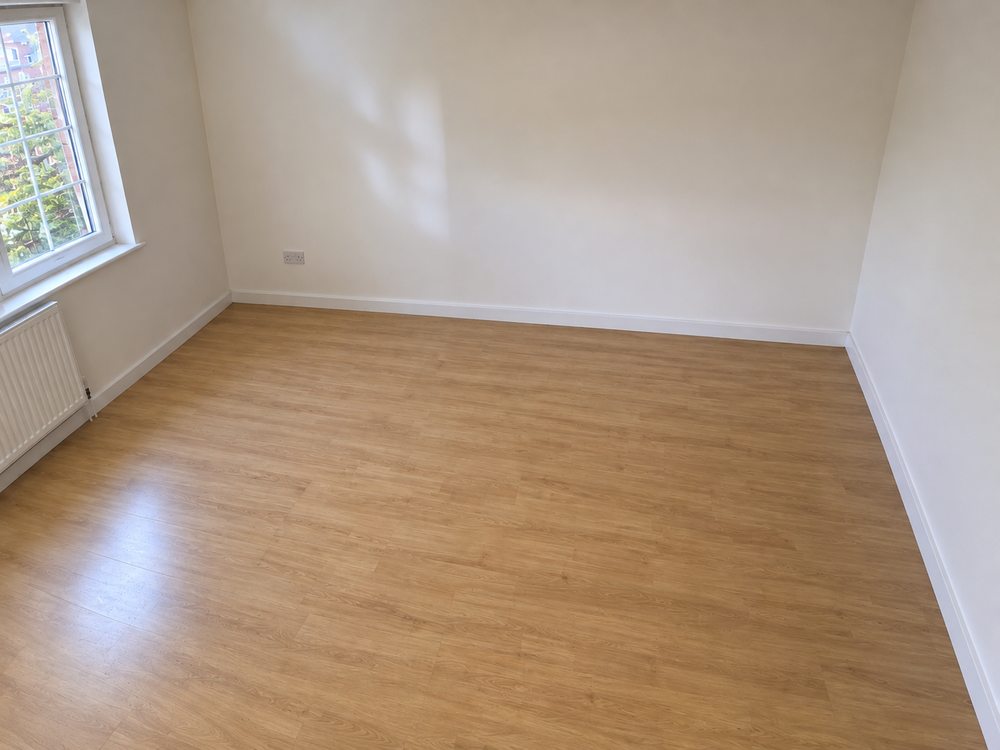 Freigeräumtes Schlafzimmer mit freier Bodenfläche