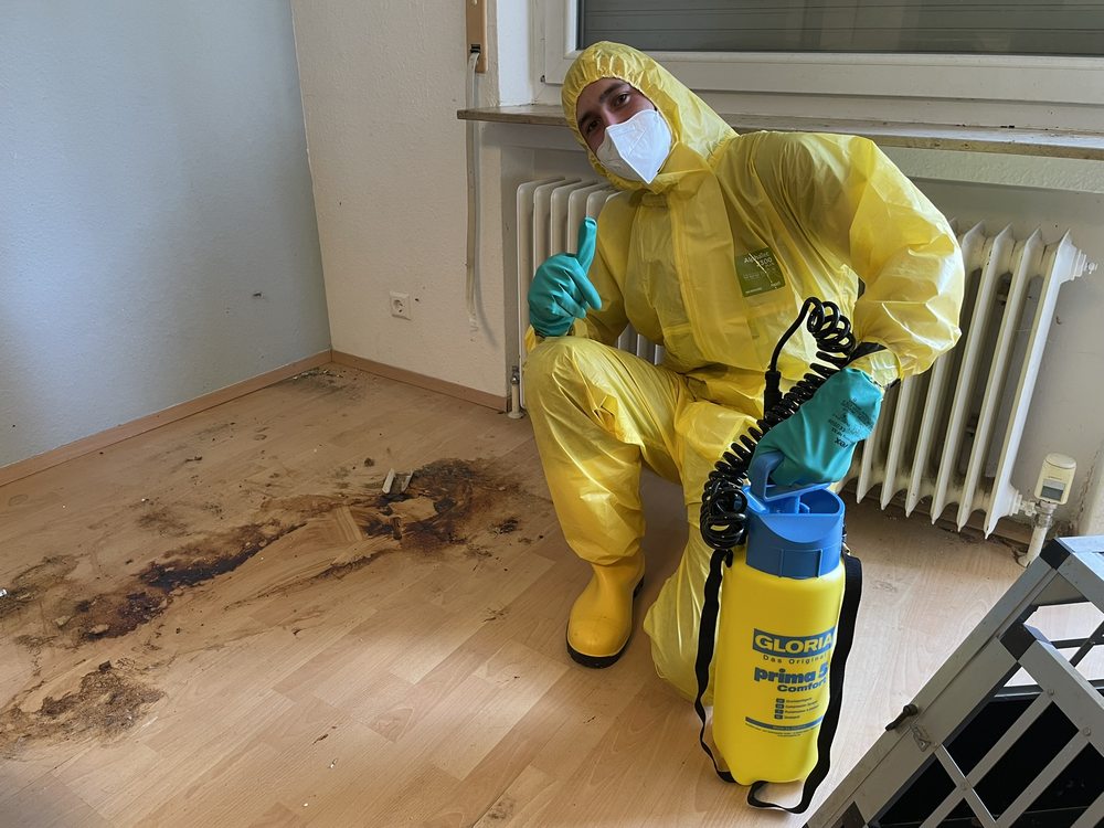 Mitarbeiter in Schutzkleidung bei der Behandlung belasteter Bodenflächen