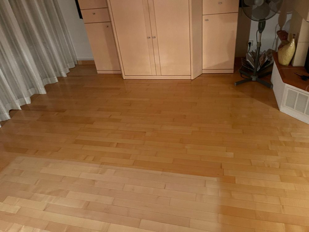 Holzboden vor einem Schrank nach dem Einsatz