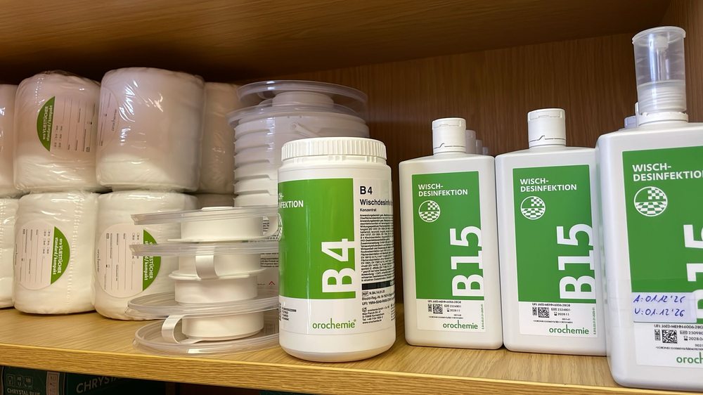 Desinfektionsmittel und Arbeitsmaterial in einem Schrank