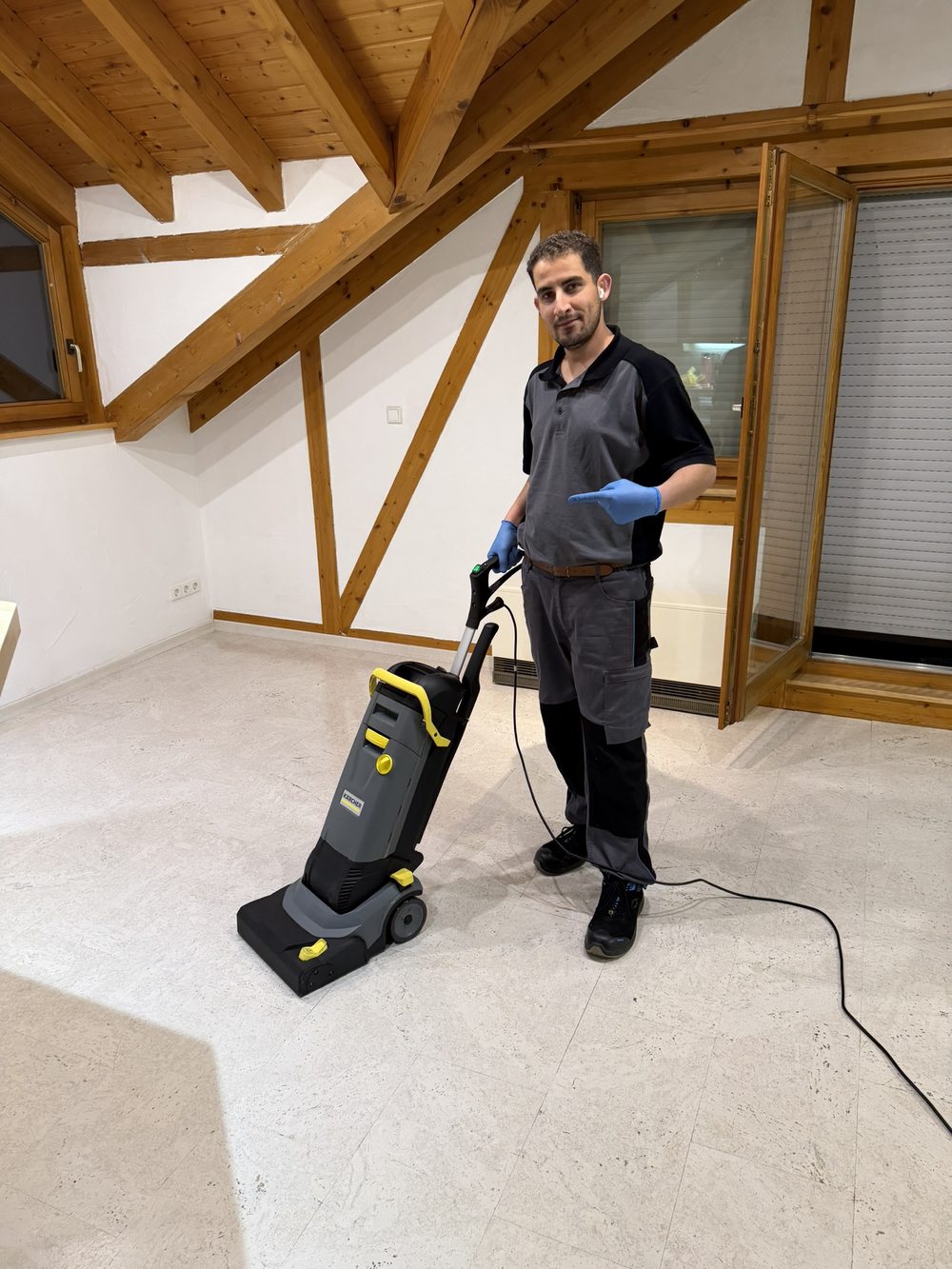 Mitarbeiter bei der maschinellen Reinigung in einer Wohnung