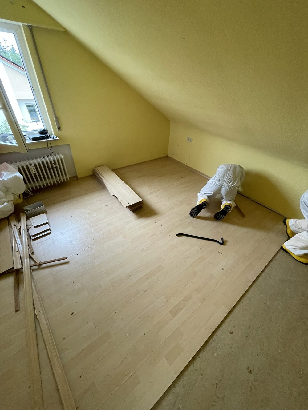 Mitarbeiter bei der Entfernung eines Laminatbodens